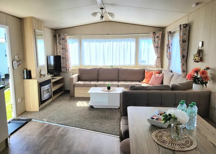 Remarkable 5-Bed Cabin In Clacton-On-Sea