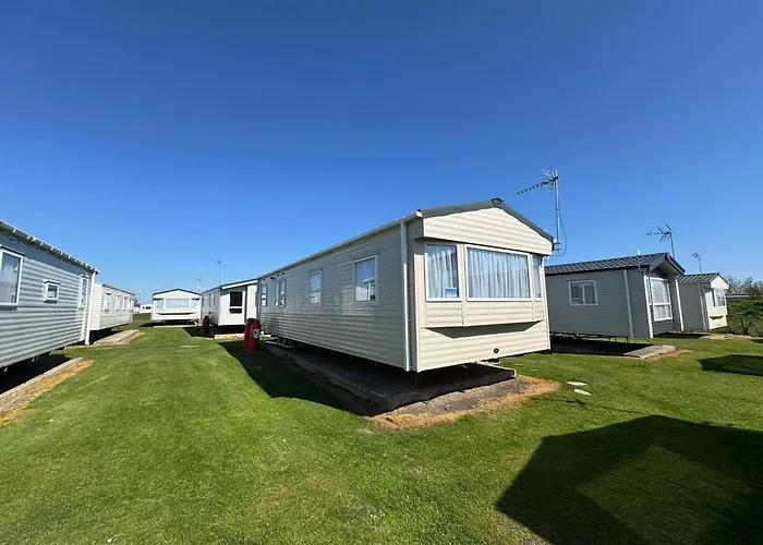 Remarkable 5-Bed Cabin In Clacton-On-Sea