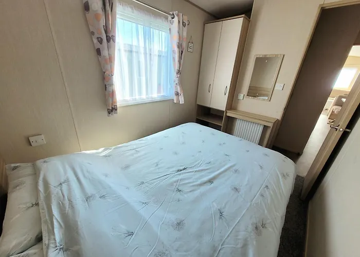 Remarkable 5-Bed Cabin In Clacton-On-Sea